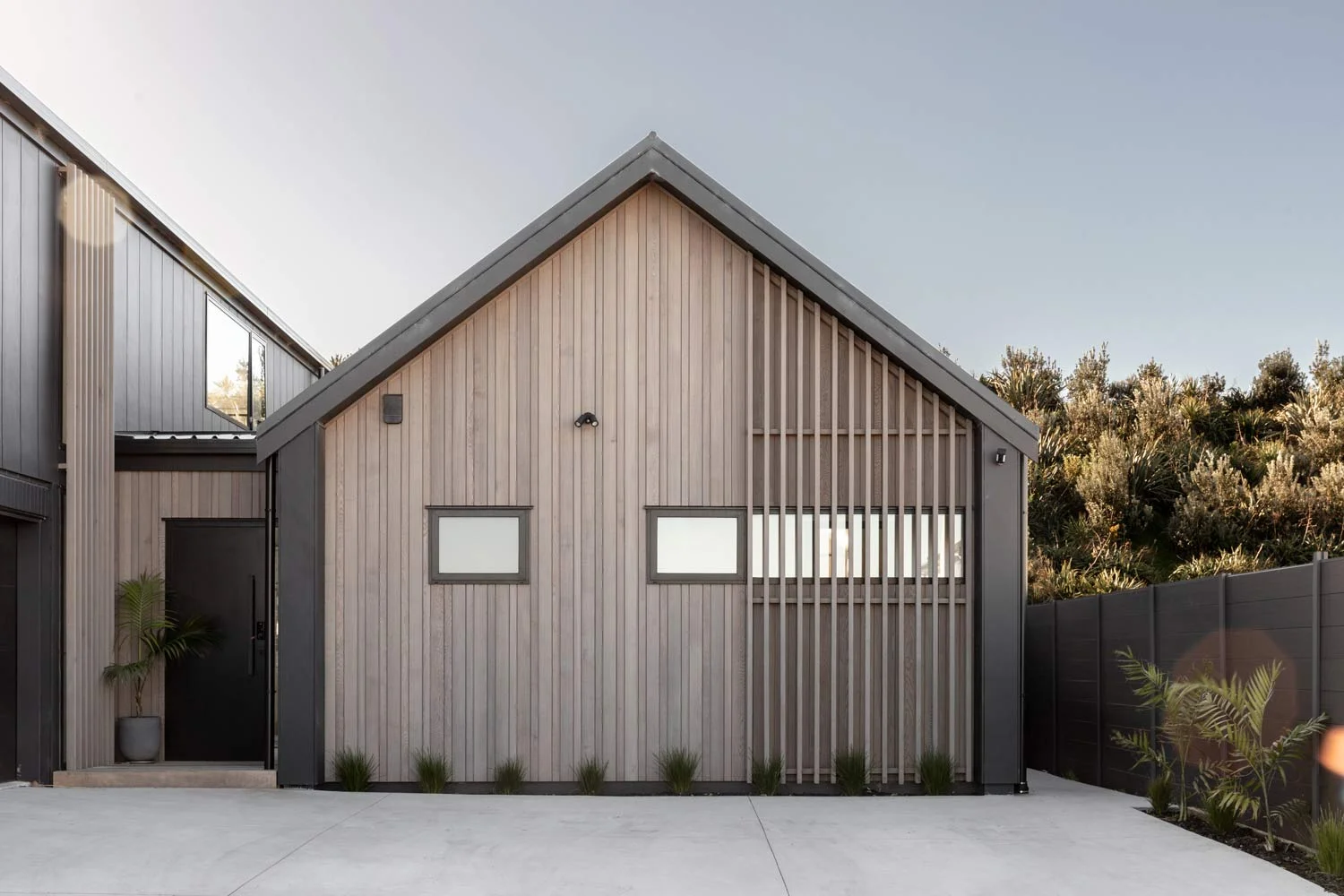 modern-farmhouse-architecture-black-and-wood-exterior