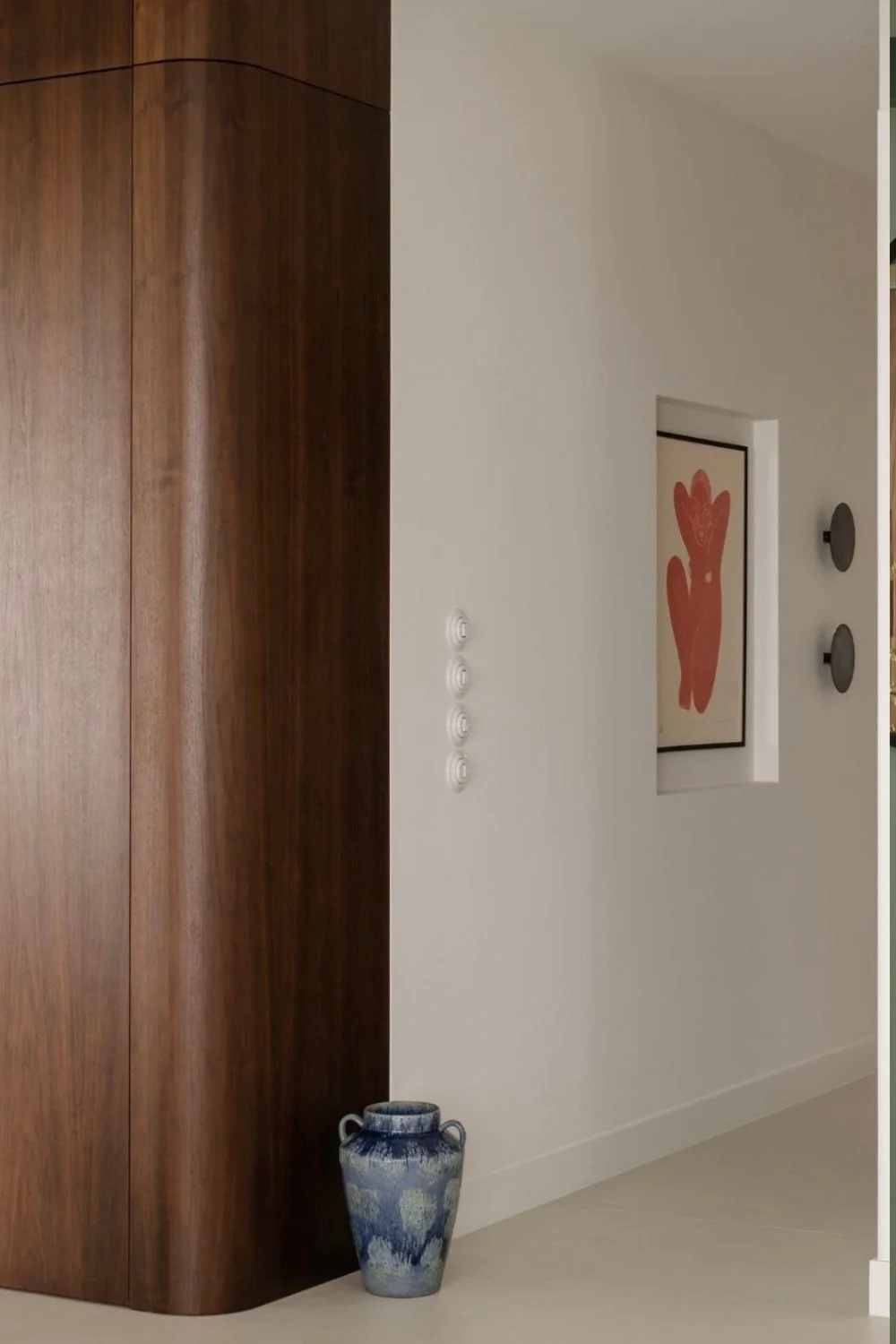 Entryway Decor Ideas Curved Wood Wall Recessed Wall Artwork