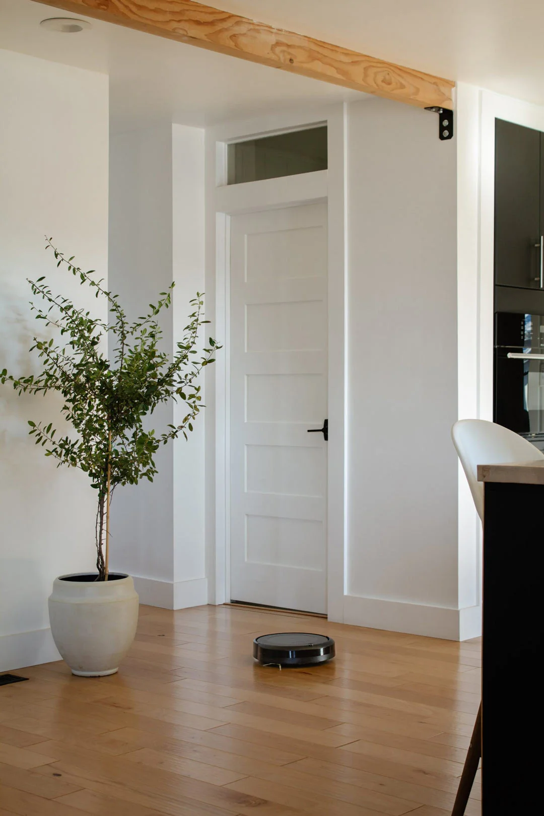 smart-appliances-robot-vacuum-in-modern-hallway