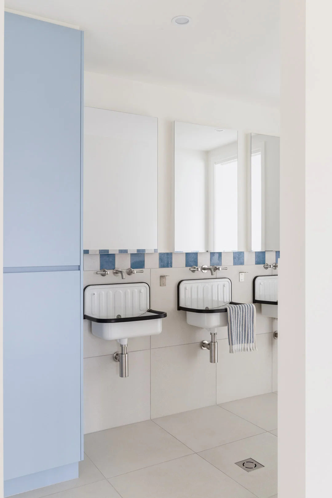 blue-themed-three-basin-old-school-bathroom-made-modern