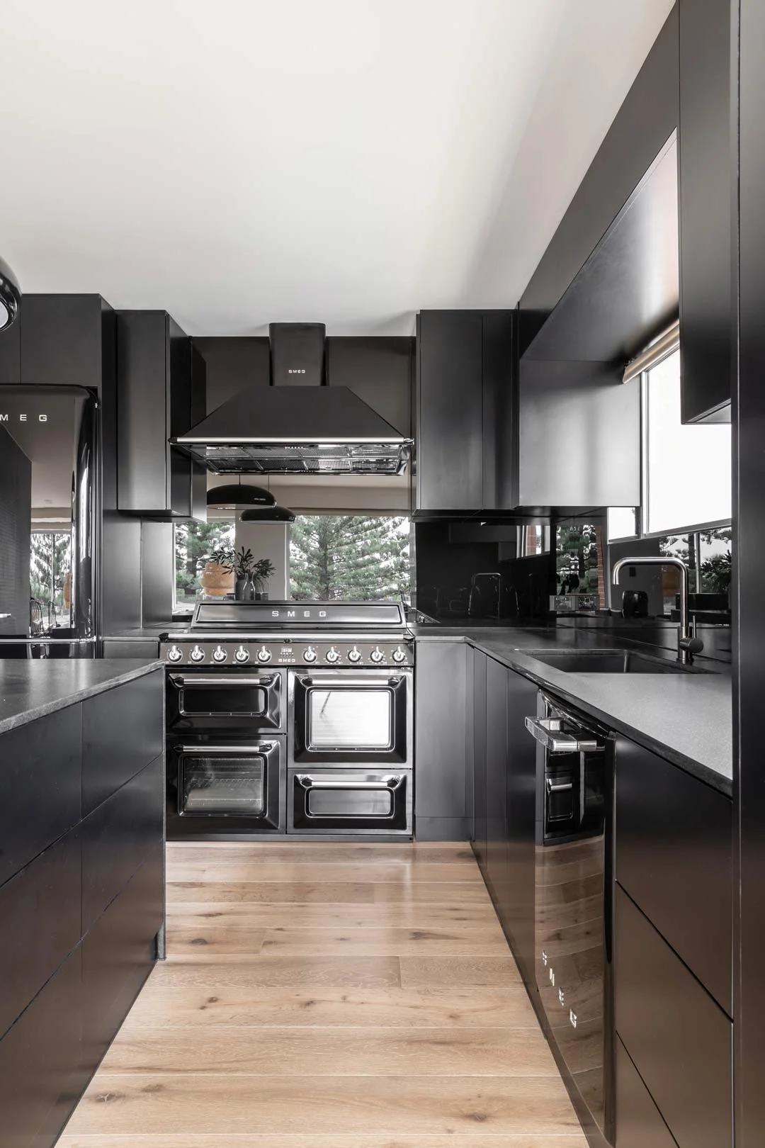 mirror-kitchen-splashback-black-interior