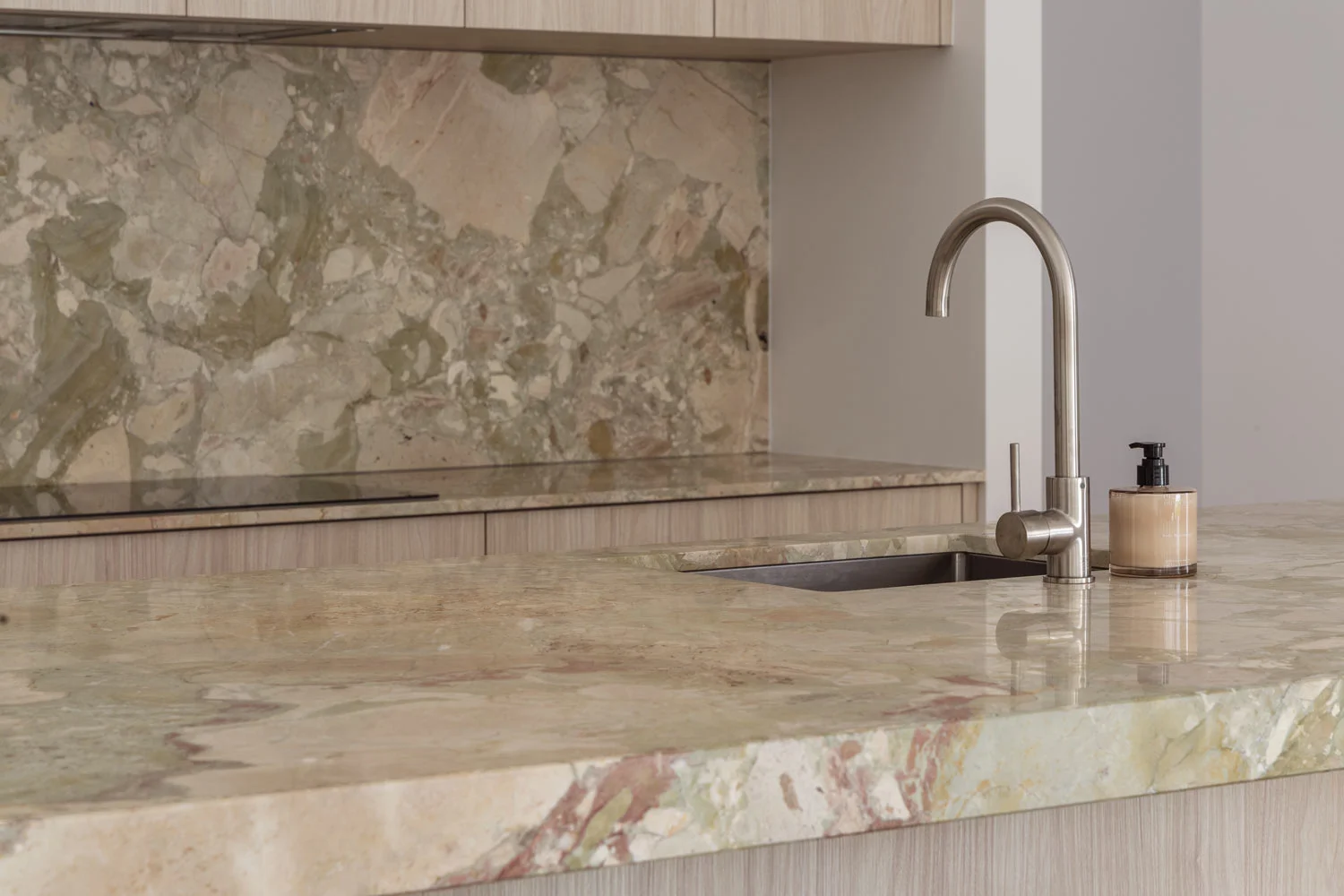marble-interior-design-green-and-pink-kitchen-bench