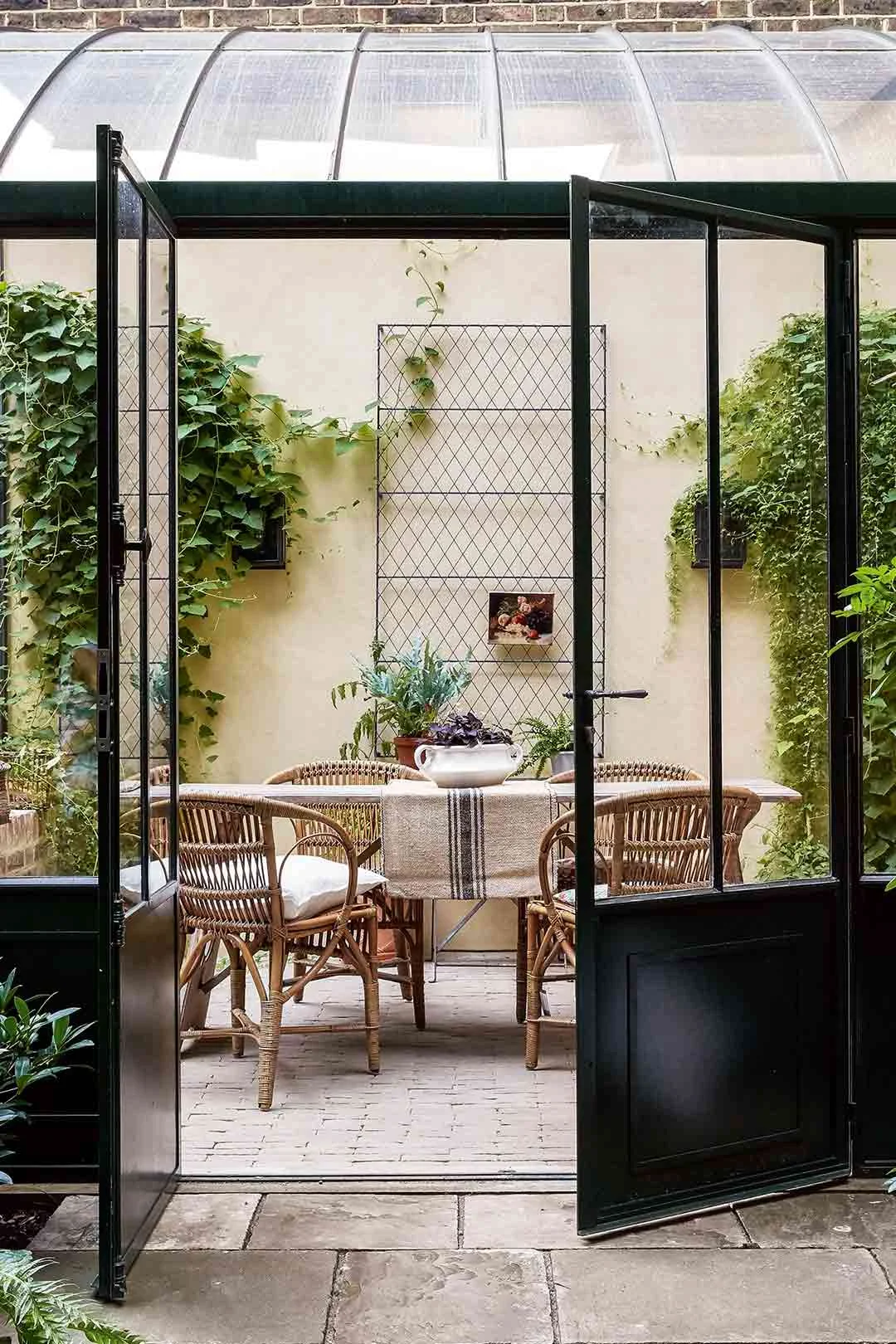 Conservatory-small-outdoor-entertaining-area-ideas