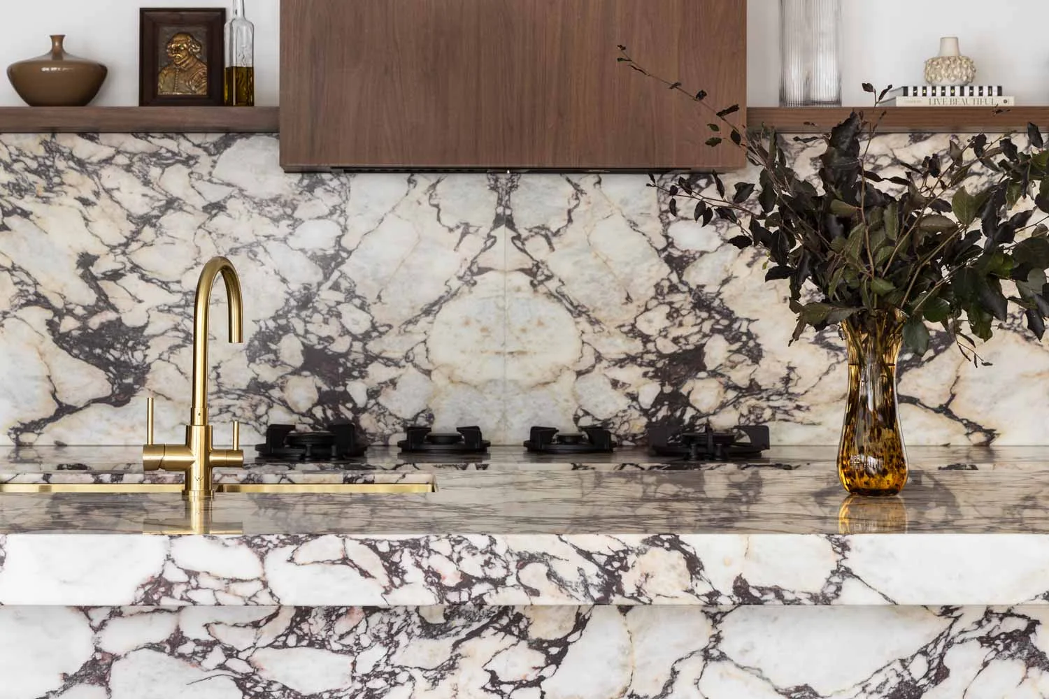 marble-vein-kitchen-island-and-splash-back-with-brass-tapware