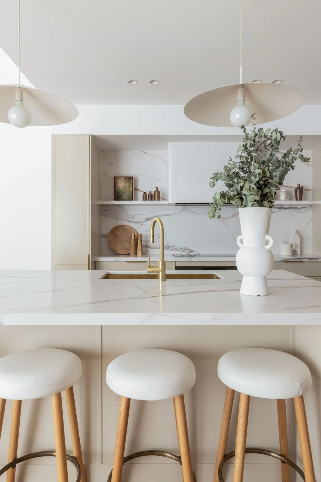 Andy-and-Deb-have-created-a-modern-coastal-home-with-a-neutral-warm-kitchen-with-brushed-brass-fixtures