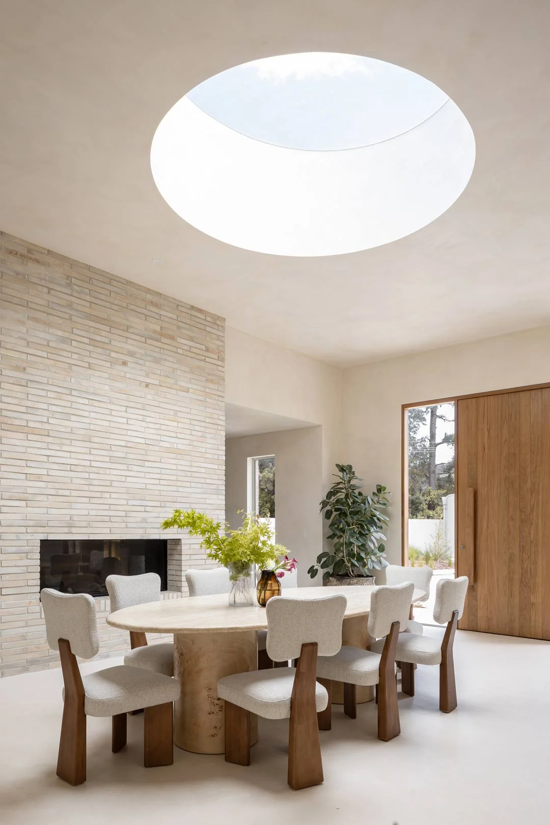 ellie-watson-mid-century-modern-home-dining-table-skylight