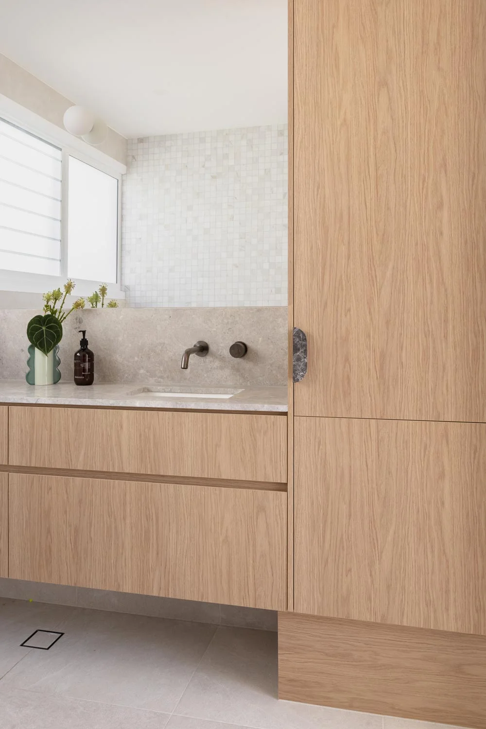 Contemporary-Interior-Design-Bathroom-Oak-Vanity-Cabinet-Storange-Marble-Splashback-Gunmetal-Tapware