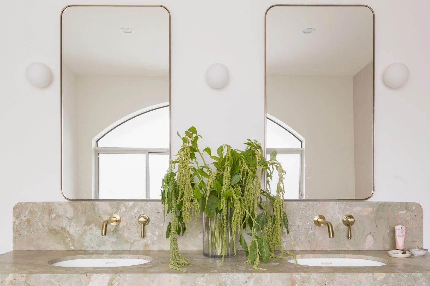 Flowers to Decorate Home Interiors Bathroom