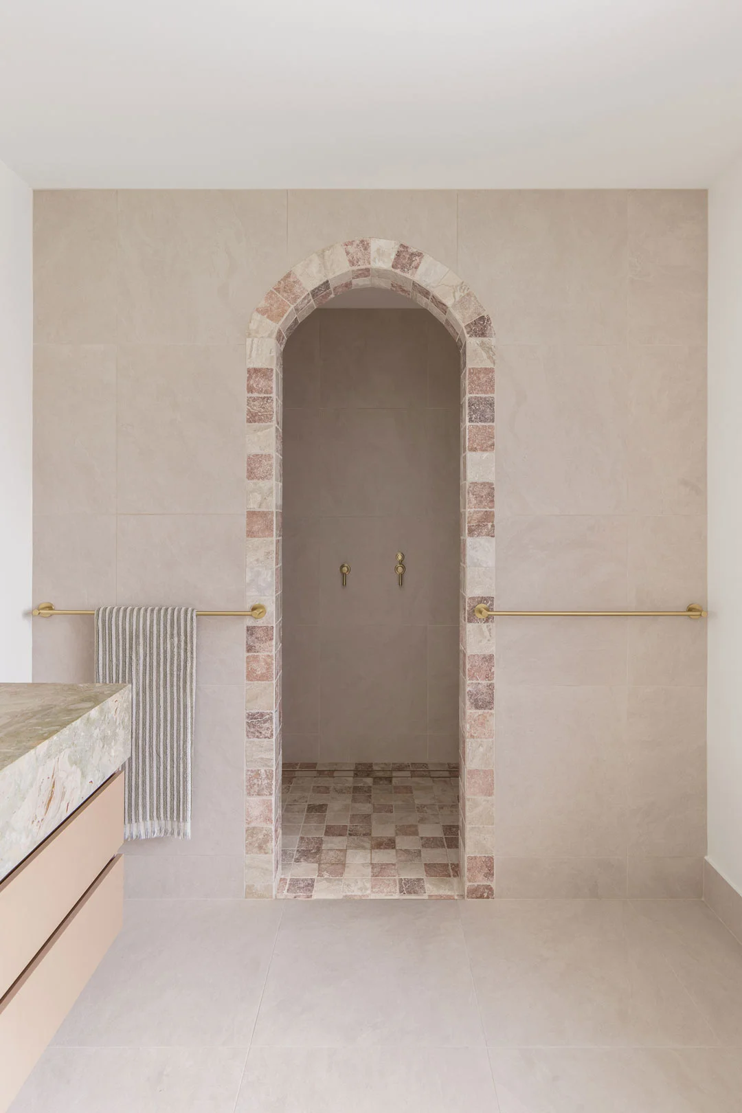 checker-arch-way-to-shower-in-neutral-bathroom