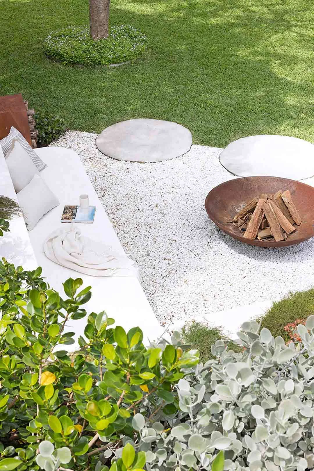 small-outdoor-bbq-area-ideas-white-neutral