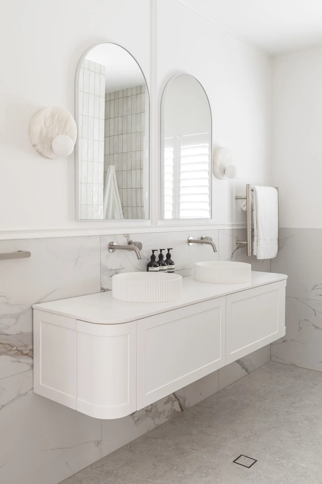 luxe-marble-neautral-bathroom-curved-white-vanity