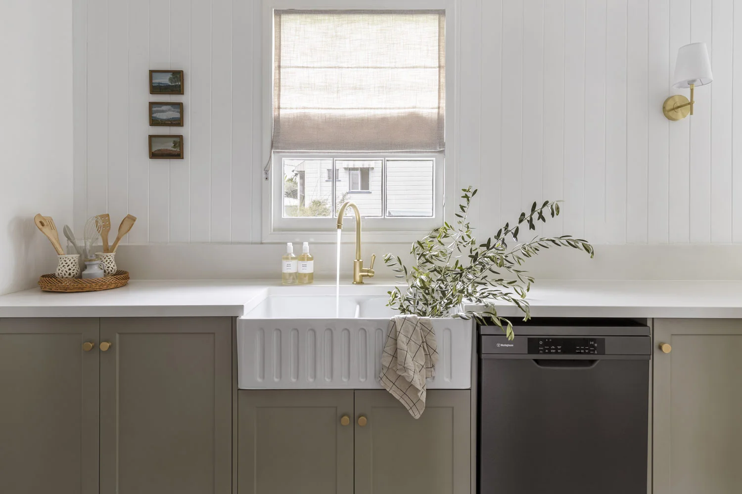 modern-farmhouse-kitchen-green-shaker-cabintery-fluted-farmhouse-sink