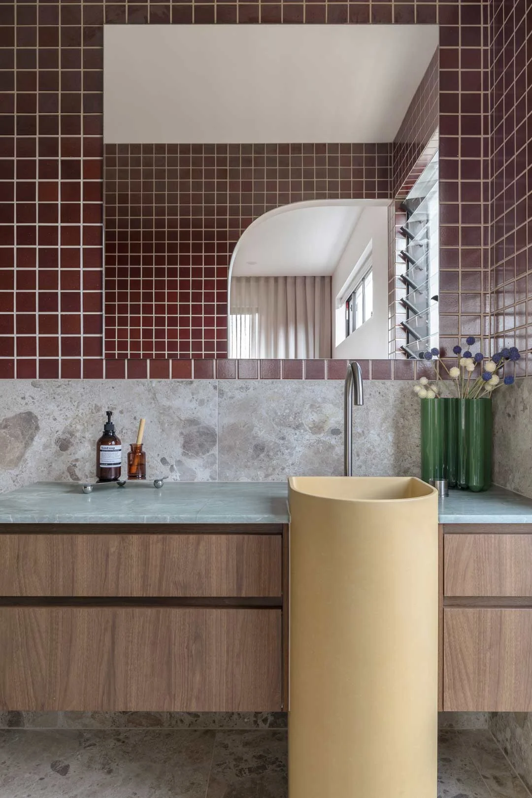 2024-interior-design-trends-Colourful-bathroom-eclectic-maroon-tiles