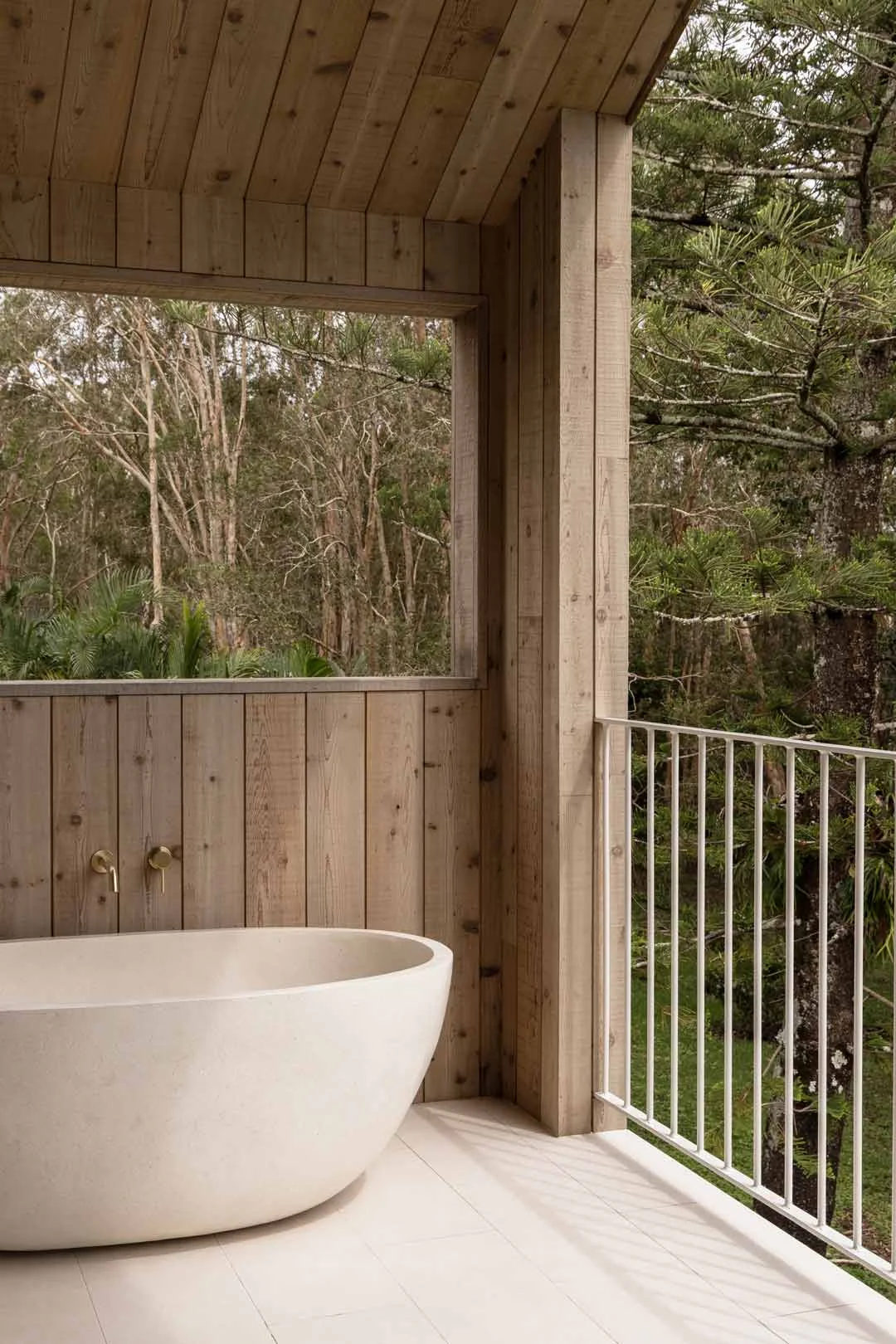 New-Zealand-architecture-outdoor-bath-on-natural-wood-balcony-nature-views