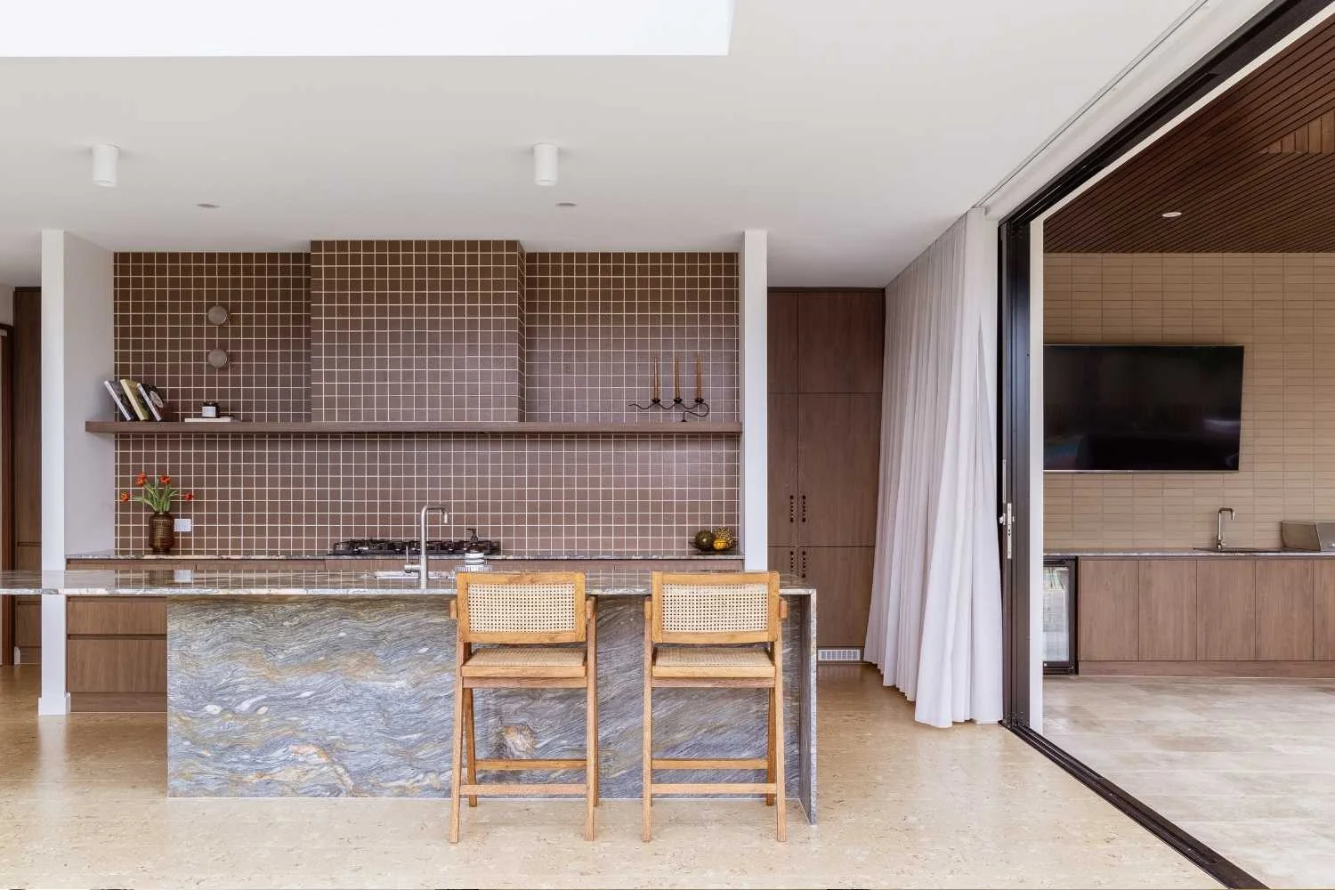 Interior Architecture Tiled Rangehood Curves 