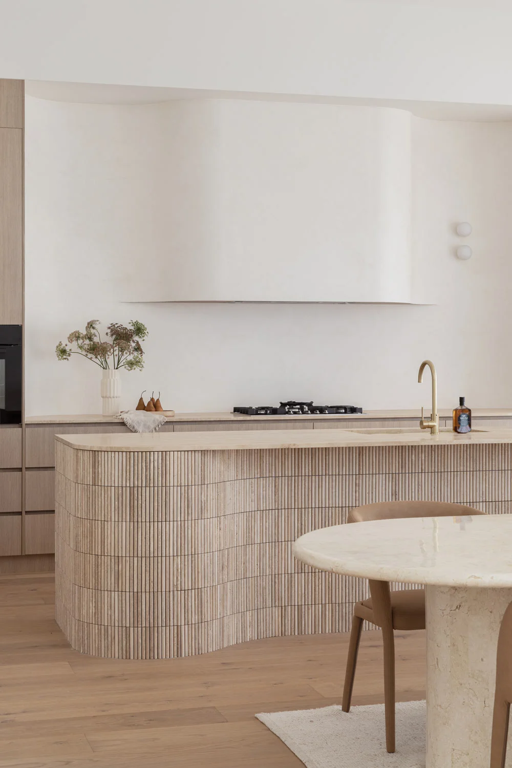 Luxury-Modern-Kitchen-Design-Clean-Clutter-Free-Kitchen-Design-Neutral-Colours-Travertine-Tile-Bench-Render-Walls-Oak-Cabinetry
