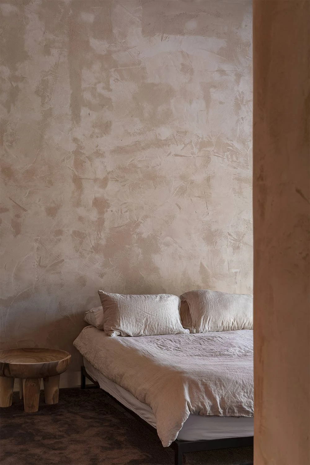 Organic-Mordern-Interior-Design-Bedroom-Limewash-Beige-Walls