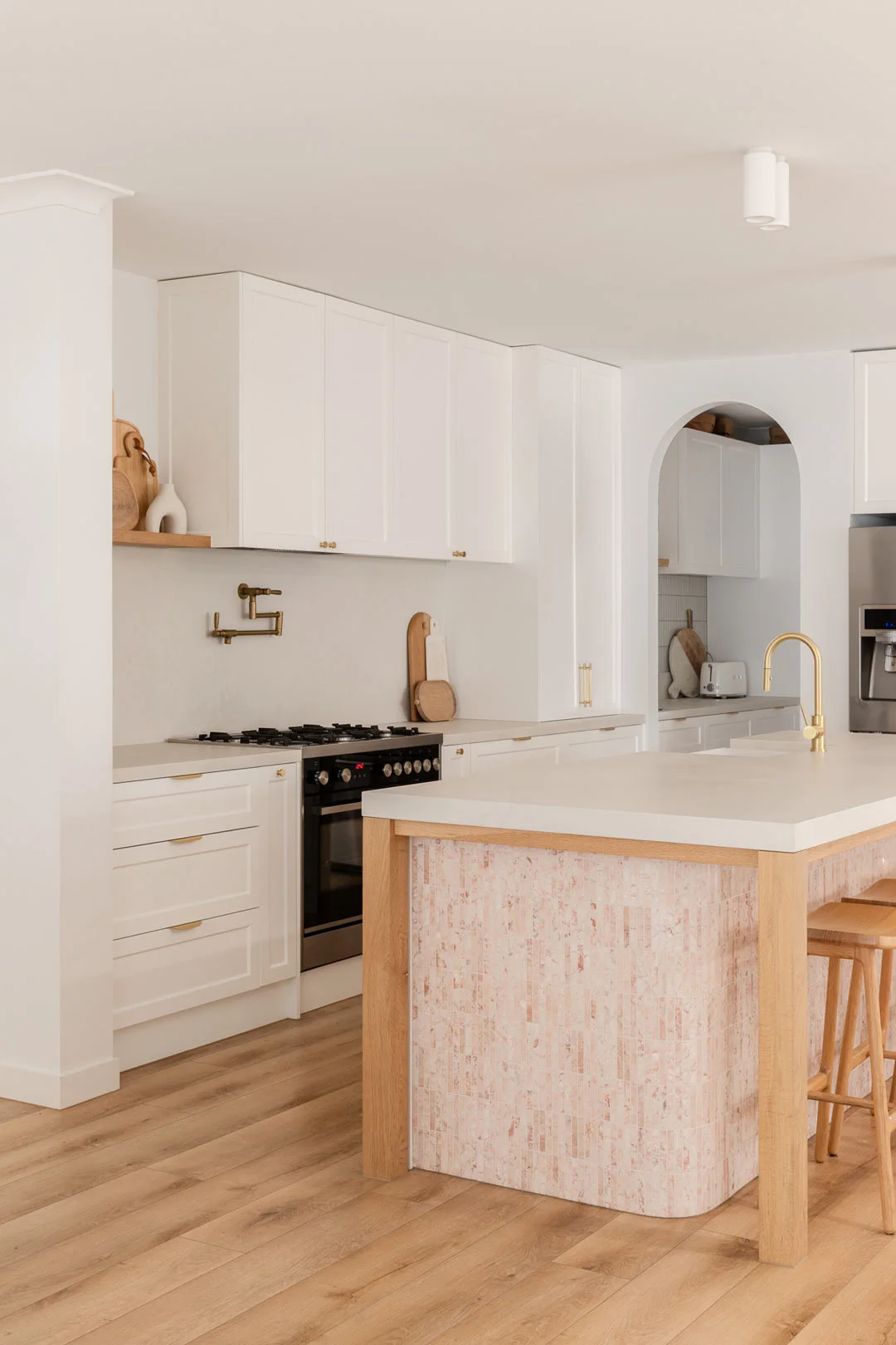 A-warm-and-inviting-organised-kitchen-with-a-concealed-pantry