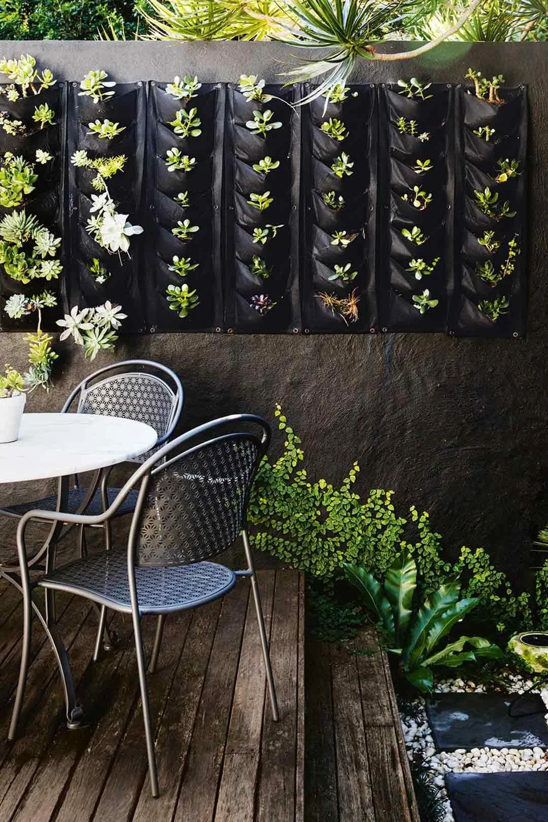 ideas-for-small-outdoor-areas-vertical-garden