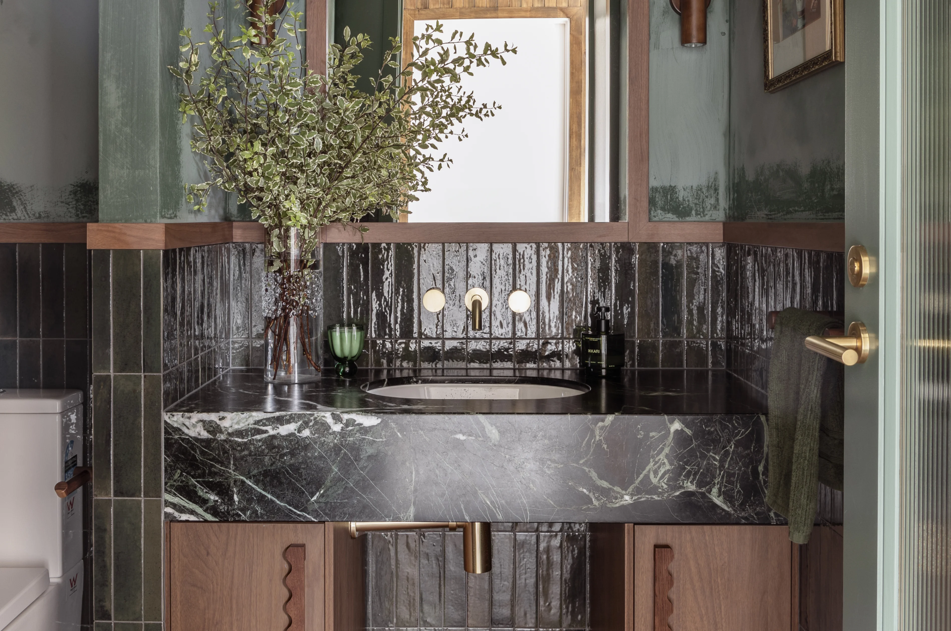 savoy-bathroom-slide-1