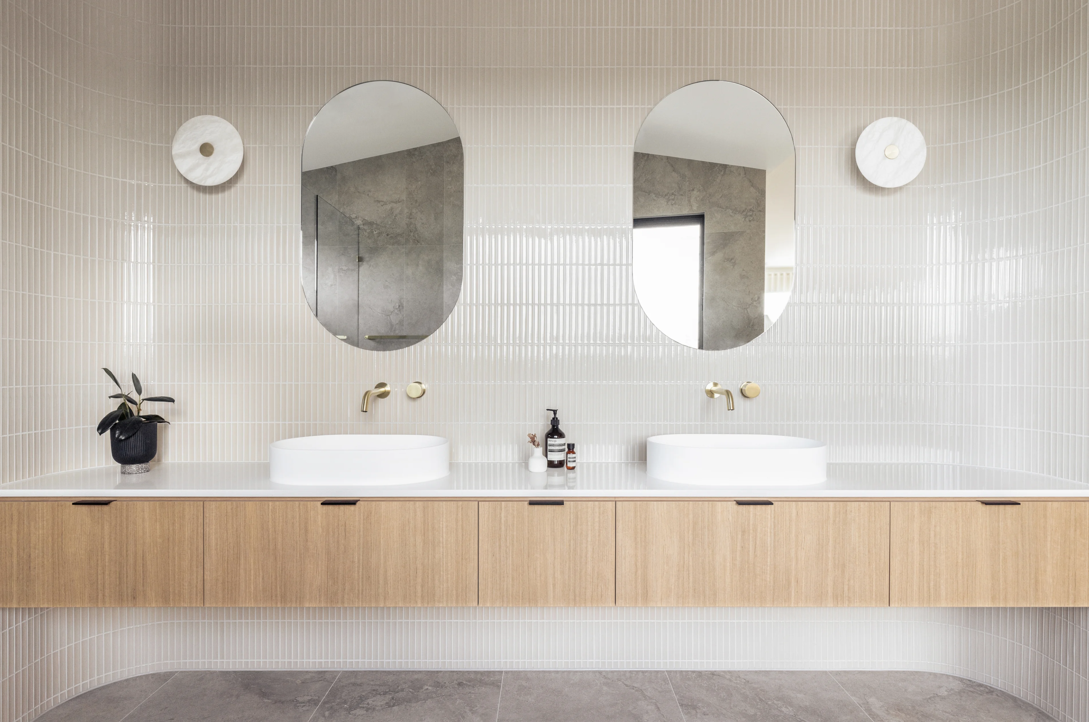 Whyte   Onyx-bathroom-slide-1