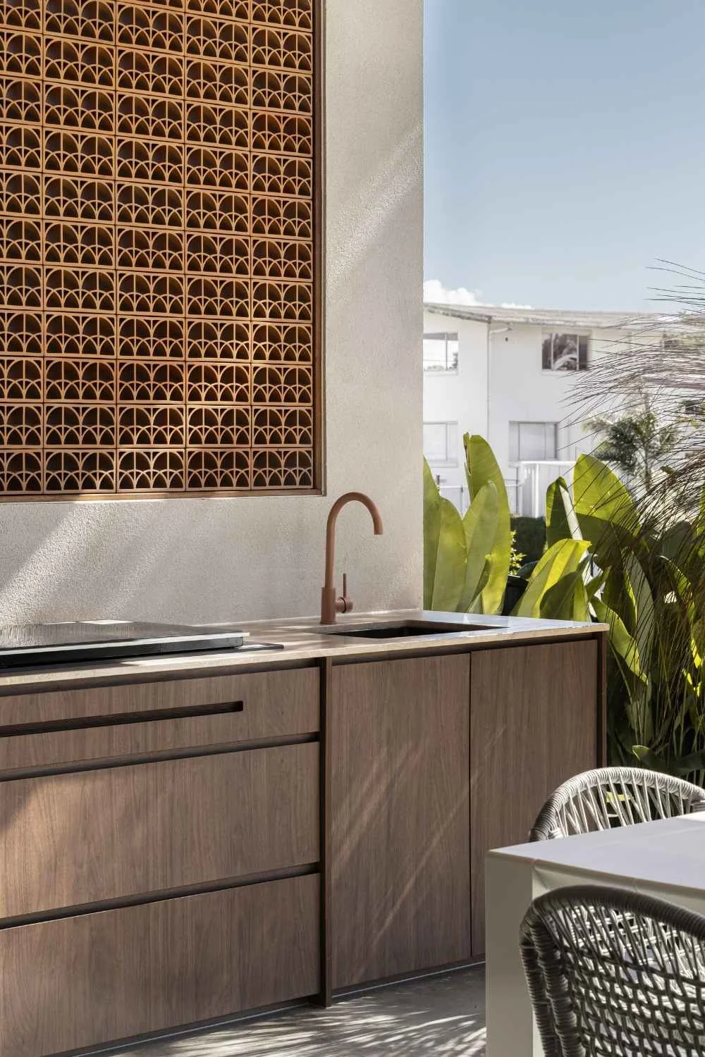 Outdoor Kitchen Designs Coloured Fixtures