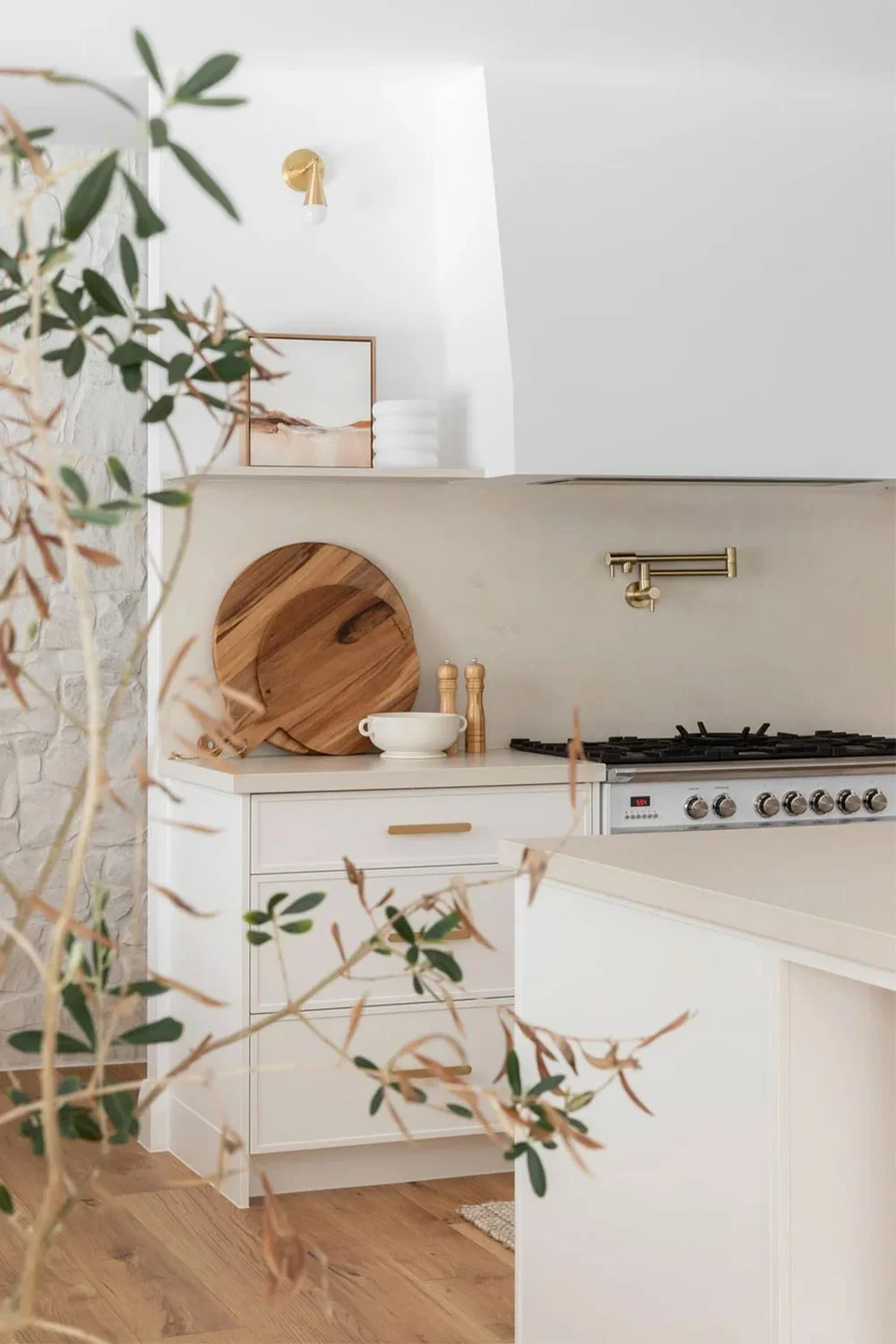 Shaker-Style-Kitchen-Coastal-Brushed-Brass-Cabinetry-Pulls