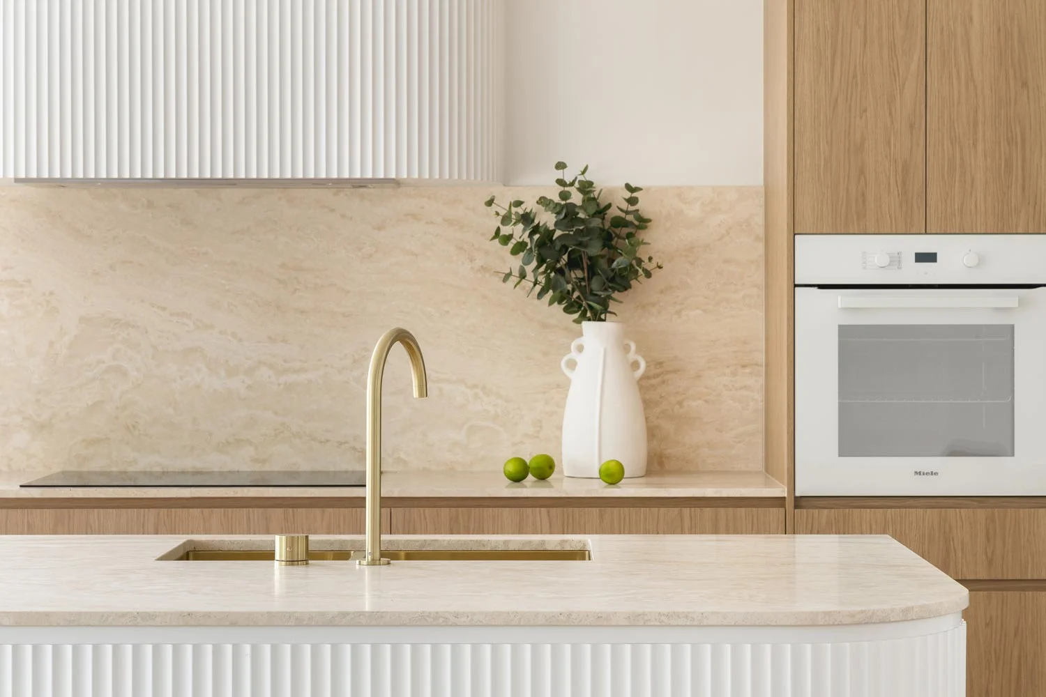 popular-kitchen-splashback-ideas-travertine-neutral-interior