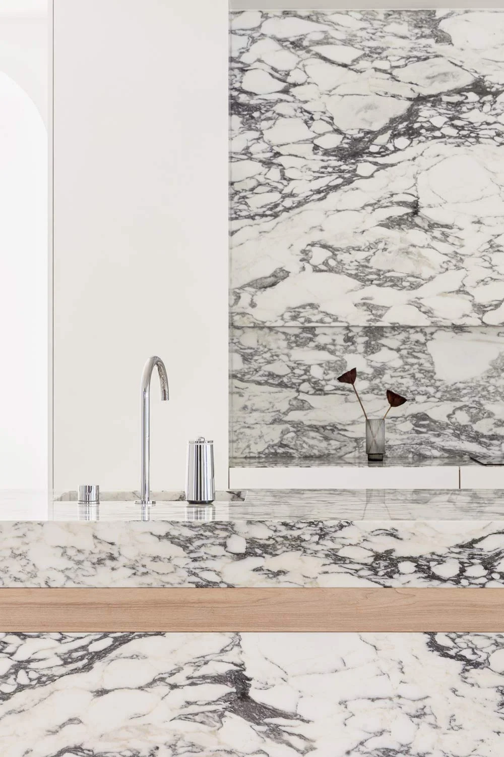 Luxury-Modern-Kitchen-Design-Marble-White-Kitchen-Chrome-Kitchen-Mixer-Fixtures