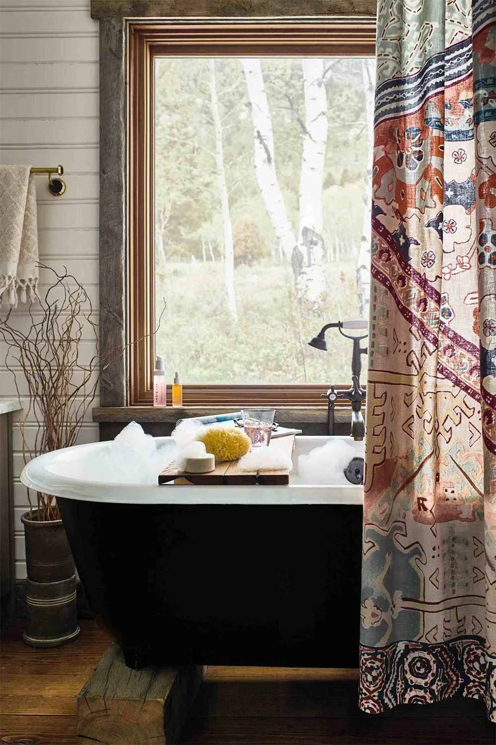 Cottage-Core-Bathrooom-Black-White-Freestanding-Bathtub