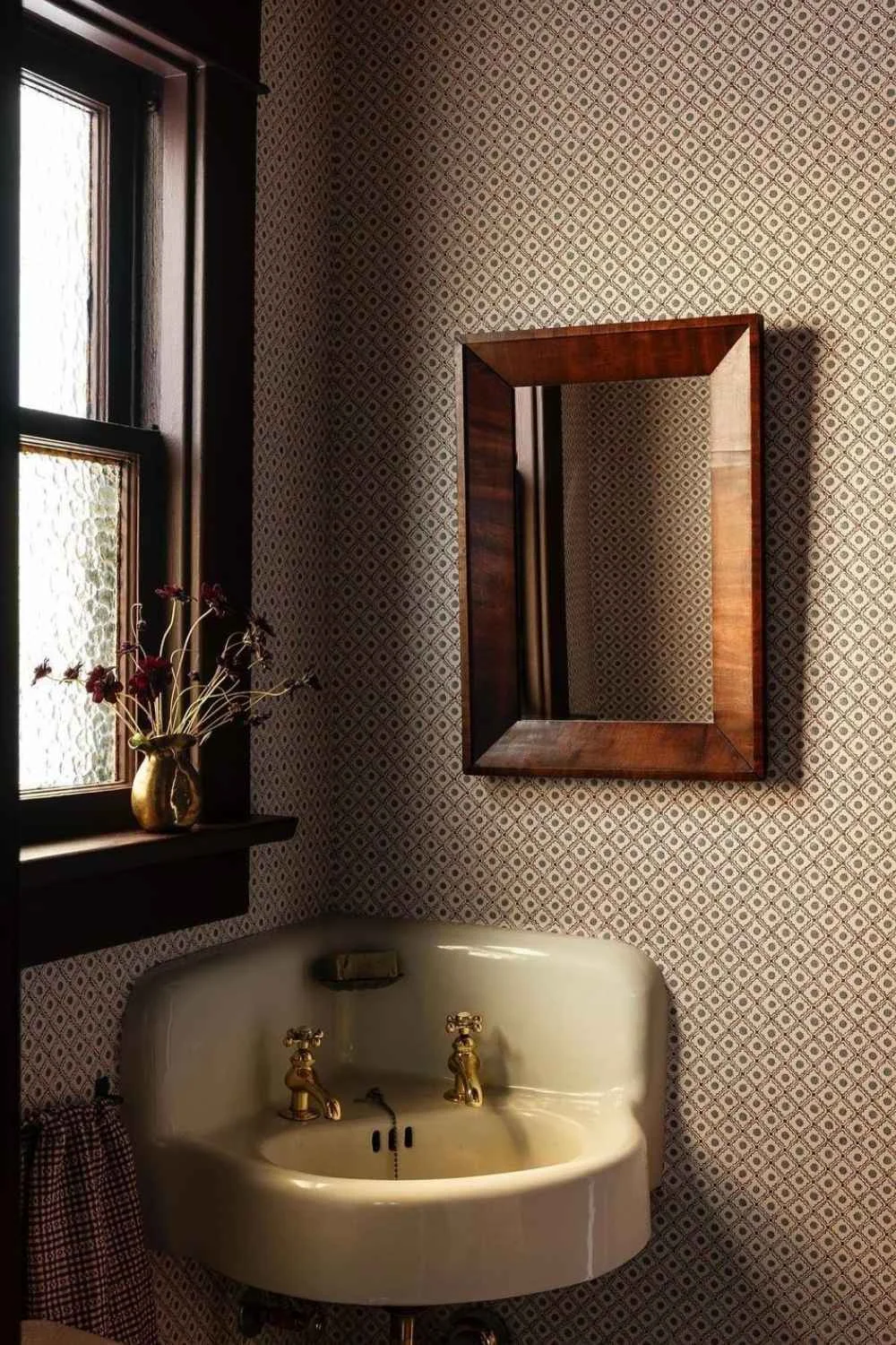Vintage Bathroom Style Corner Basin Wallpaper