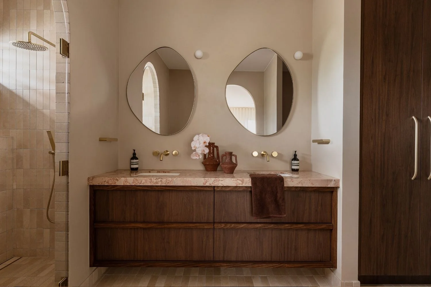 Bisque Reuben Cotter House Primary Ensuite