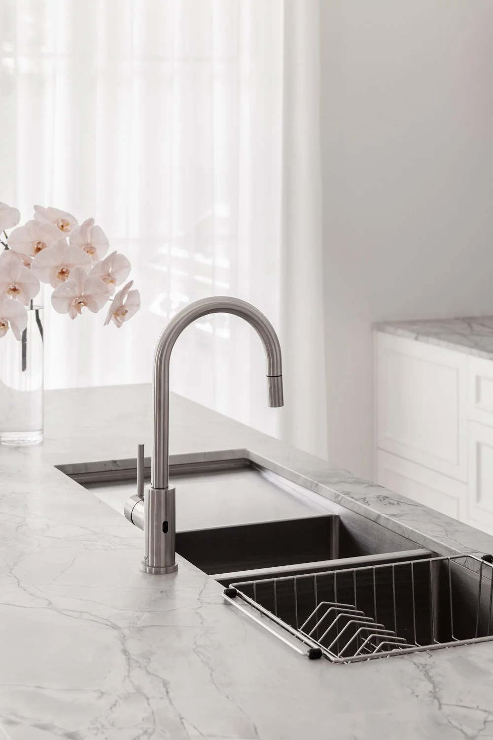 Luxury-Modern-Kitchen-Design-Sensor-Kitchen-Mixer-Brushed-Nickel-Marble-Countertops-White-Shaker-Cabinetry