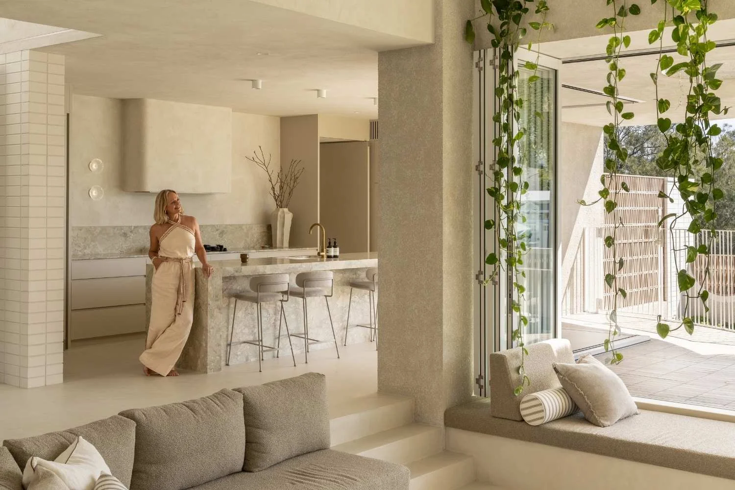 Aúra by Kamber: An Idyllic Indoor-Outdoor Modern Coastal Retreat