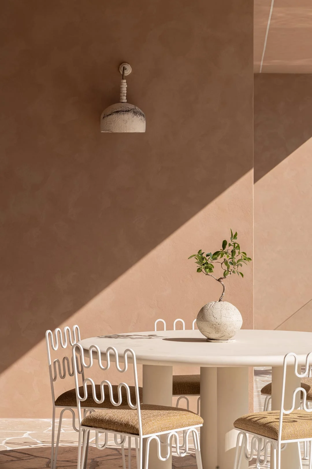 Interior-Design-Trends-2024-Courtyard-Table-and-Chairs