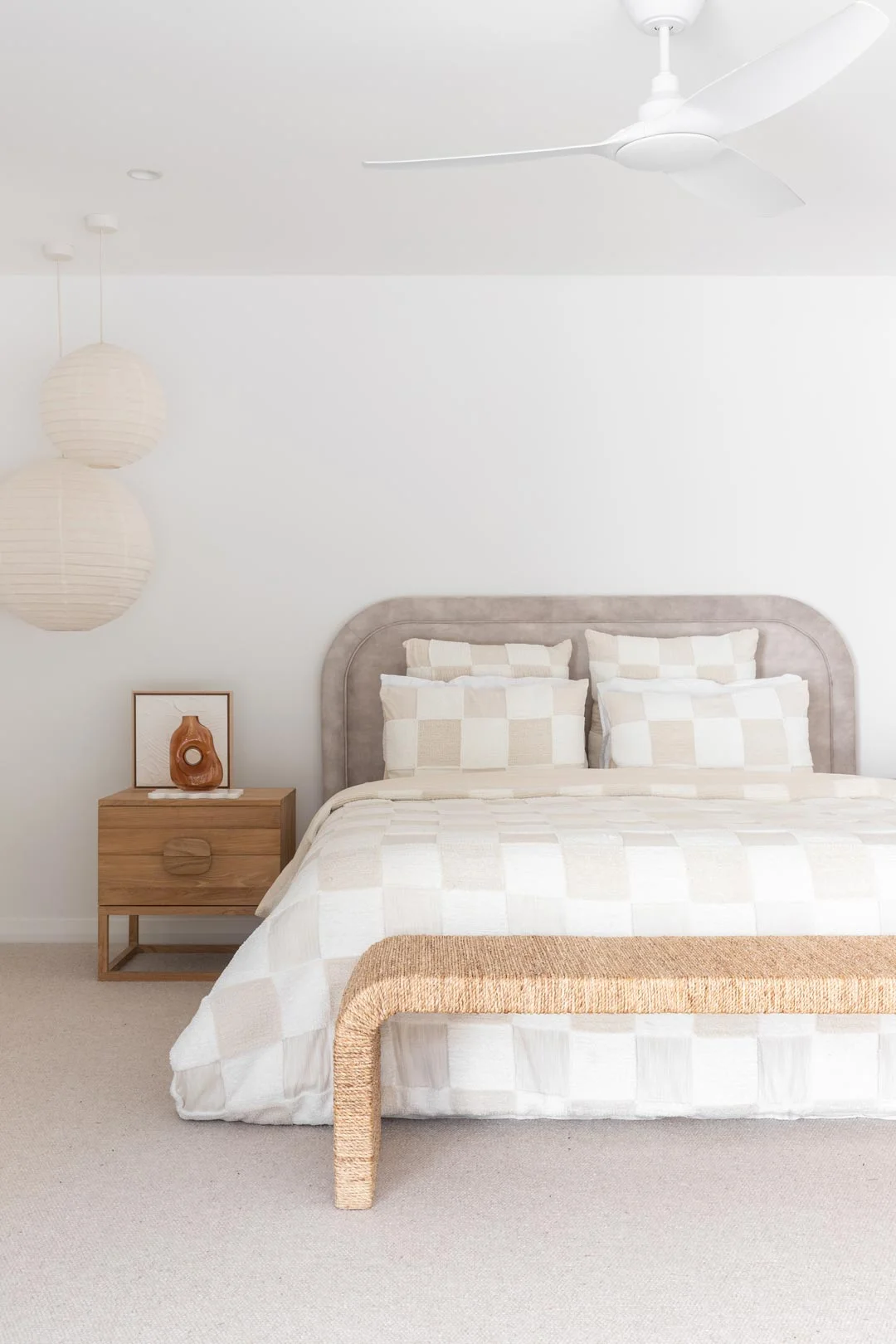 A-light-and-bright-modern-coastal-bedroom-with-neutral-tones