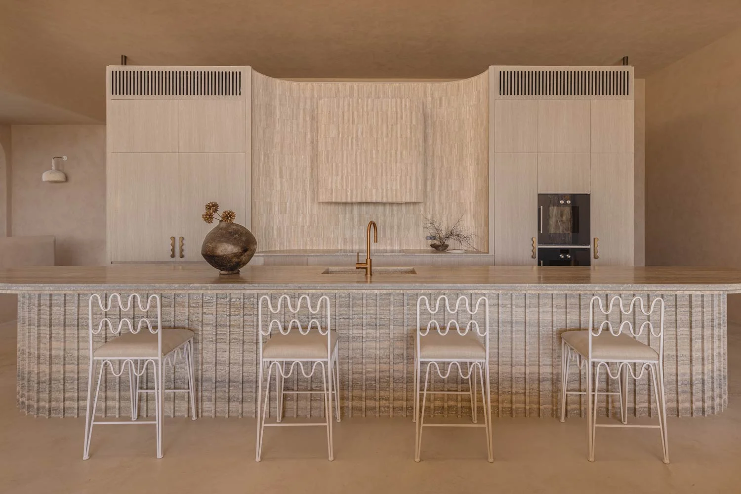 Luxury-Modern-Kitchen-Design-Trends-Minimal-Neutral-Kitchen-Travertine-Marble-Brushed-Copper-Tapware